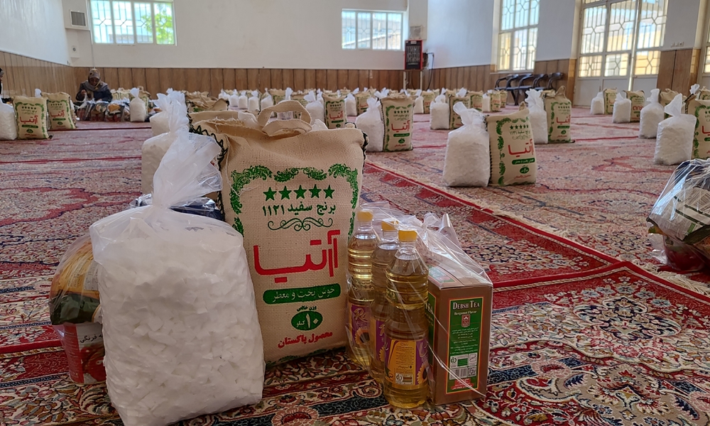 تهیه و اهدای 75 بسته معیشتی در دهه مبارک کرامت به ساکنین روستای فدیهه بخش بایگ